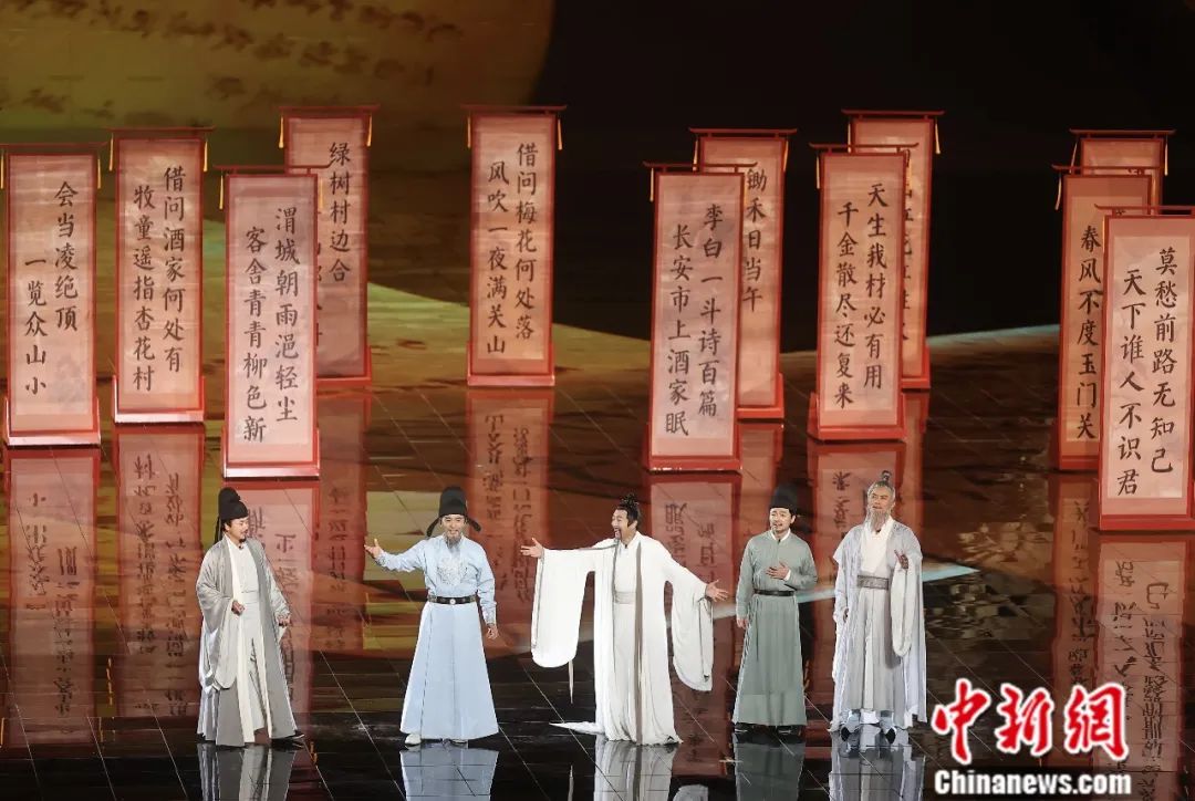 2023年9月，2023北京文化論壇文藝晚會上的情景演繹《雅集》，講述了李白、杜甫、高適、王維、孟浩然，因?yàn)橐环?300多年后的畫相聚在一起的故事。易海菲 攝
