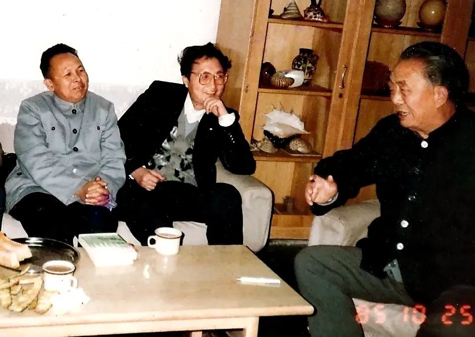 1985年，孫紹振(中間)與謝冕(左一)、艾青(右一)