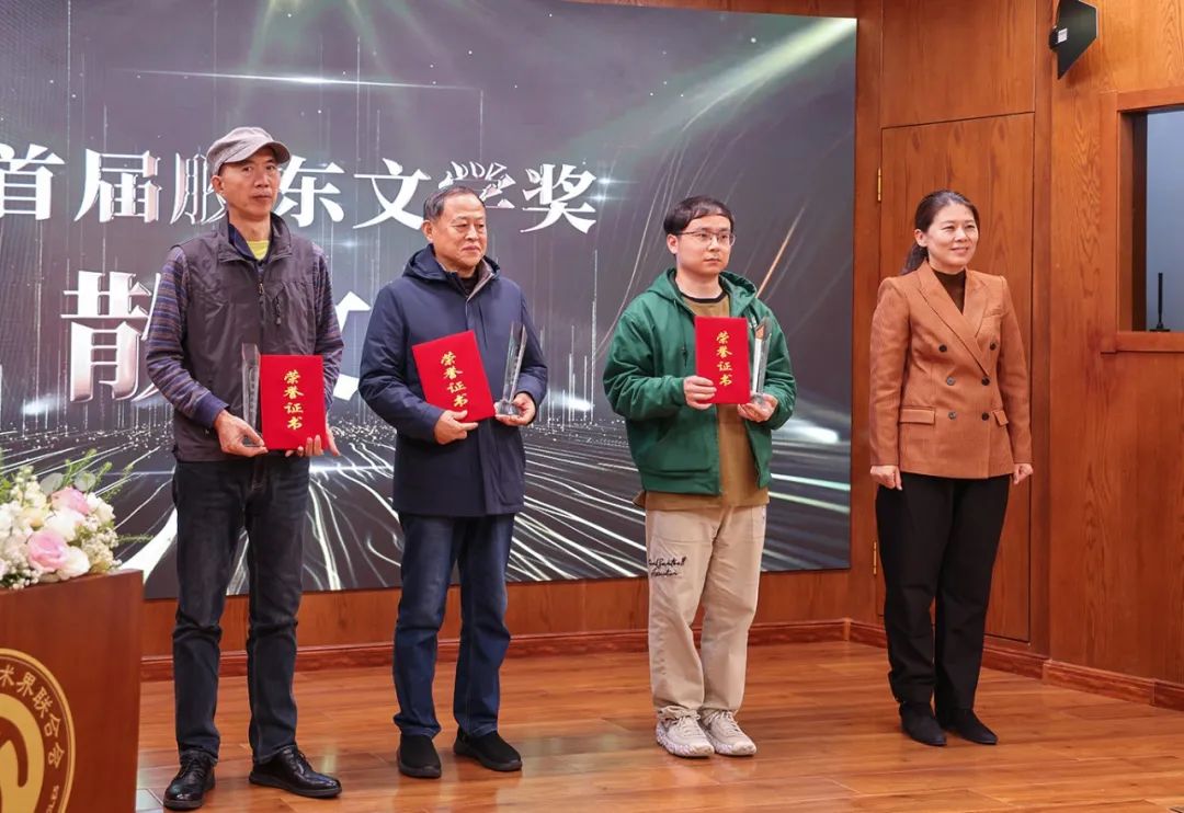 煙臺市副市長隋子林（右一）  為散文獎獲得者耿立、綦國瑞  郭發(fā)仔（代領(lǐng)）頒獎