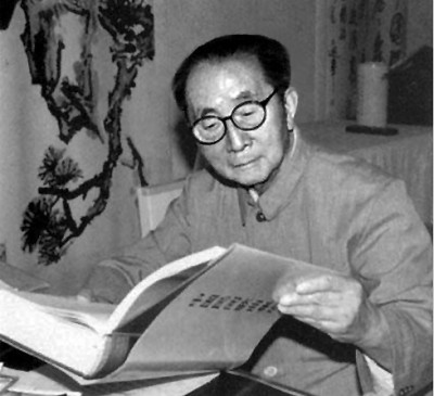 學(xué)人小傳  呂驥（1909—2002），湖南湘潭人，音樂(lè)理論家、作曲家、社會(huì)活動(dòng)家。曾三次考入上海國(guó)立音樂(lè)?？茖W(xué)校，均因生活或政治原因輟學(xué)。1931年加入左翼劇聯(lián)，其后組織業(yè)余合唱團(tuán)，推動(dòng)救亡歌詠運(yùn)動(dòng)，發(fā)起成立歌曲研究會(huì)，培養(yǎng)了一批青年作曲家。1937年在北平、綏遠(yuǎn)等地開(kāi)展抗日救亡歌詠活動(dòng)，10月赴延安，任魯藝音樂(lè)系主任。1949年后任中央音樂(lè)學(xué)院黨委書(shū)記、副院長(zhǎng)，中國(guó)音樂(lè)家協(xié)會(huì)第一、二、三屆主席（1949—1985）。1985年當(dāng)選為國(guó)際音樂(lè)理事會(huì)名譽(yù)會(huì)員。除音樂(lè)創(chuàng)作外，還進(jìn)行民族音樂(lè)的整理與理論研究，主要論著有《中國(guó)新音樂(lè)的展望》《中國(guó)民間音樂(lè)研究提綱》《〈樂(lè)記〉理論新探》《呂驥文選》等，編有《新音樂(lè)運(yùn)動(dòng)論文集》。作者供圖