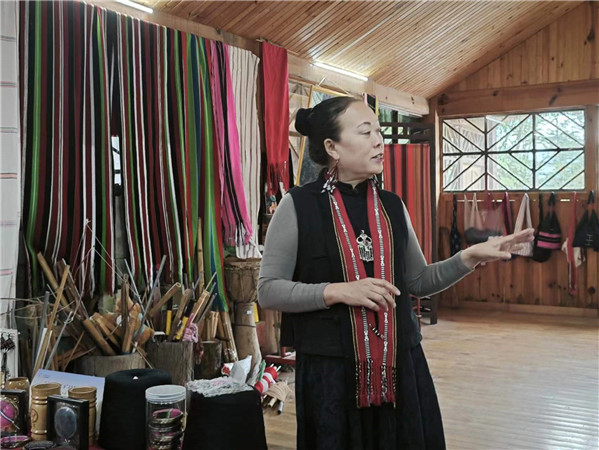 佤族織錦非遺傳承人李憲蘭講解佤族織錦的歷史與傳承。2021年，西盟佤族織錦技藝被列為第五批國家級非物質(zhì)文化遺產(chǎn)代表性項目名錄。在西盟印象佤族織錦非遺工坊內(nèi)，佤族織錦非遺傳承人李憲蘭的佤錦產(chǎn)品琳瑯滿目，“佤族織錦織進(jìn)的是佤族人民的性格和故事。這幾年，通過不斷嘗試，我們生產(chǎn)的佤族織錦在保留古老的佤族織錦技藝的同時，融入了更多顏色、技藝及創(chuàng)新理念，推出一批更符合現(xiàn)代審美需求的產(chǎn)品，從而達(dá)到提高佤族織錦的使用價值和傳播維度的效果，讓佤族織錦更被當(dāng)下消費者所喜愛?！崩顟椞m說。