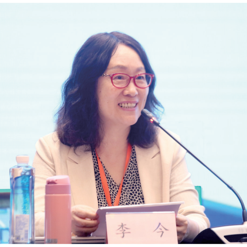 李今 中國人民大學(xué)文學(xué)院教授，主要從事中國現(xiàn)當代文學(xué)、漢譯文學(xué)研究。著有《個人主義與五四新文學(xué)》《海派小說與現(xiàn)代都市文化》《三四十年代蘇俄漢譯文學(xué)論》《二十世紀中國翻譯文學(xué)史（第3卷）》《意義的生成一一現(xiàn)代中國文學(xué)作品細讀集》《魯濱孫變形記：漢譯文學(xué)改寫現(xiàn)象研究》等；譯有利里安·弗斯特《浪漫主義》、R.L.布魯特《論幻想與想象》；主編《漢譯文學(xué)序集》（18卷）；主持國家社科基金重大項目“現(xiàn)代漢譯文學(xué)編年考錄（期刊編，1896—1949）”并主編其數(shù)據(jù)庫。