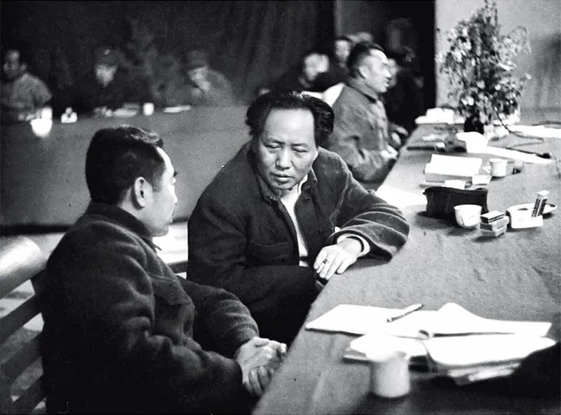 1945年召開的黨的七大，確立毛澤東思想為黨的指導思想，使全黨在思想上政治上組織上達到空前統(tǒng)一和團結。圖為毛澤東、周恩來、朱德同志在七大主席臺上。 新華社發(fā)