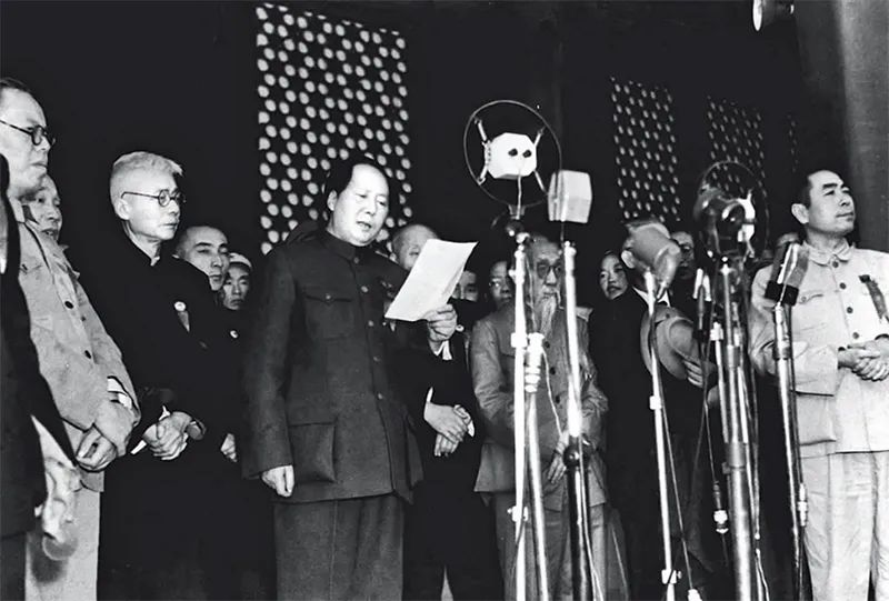1949年10月1日下午3時，開國大典在天安門廣場隆重舉行。毛澤東同志莊嚴宣告：“中華人民共和國中央人民政府今天成立了?！?新華社發(fā)