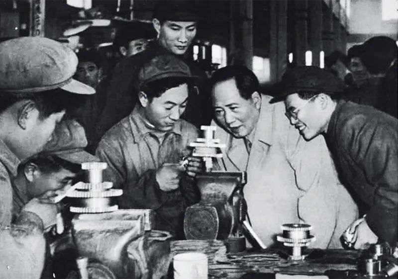 毛澤東同志作為中國現(xiàn)代化事業(yè)的開拓者，一生都在為中國這樣一個古老的東方大國實現(xiàn)現(xiàn)代化而上下求索，建立了不朽功勛。圖為1956年，毛澤東同志視察天津拖拉機廠（資料圖片）。