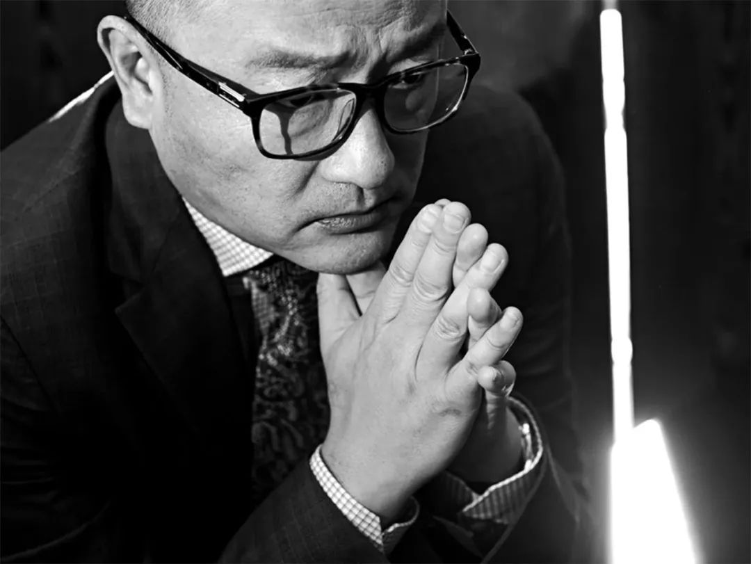 王小帥，中國獨(dú)立電影先鋒導(dǎo)演、編劇，畢業(yè)于北京電影學(xué)院導(dǎo)演系?！肚嗉t》《左右》《地久天長》《闖入者》等代表作在戛納、柏林、威尼斯等國際影展屢獲殊榮，是最具國際影響力的中國導(dǎo)演之一。曾獲柏林電影節(jié)最佳編劇獎(jiǎng)，著有散文書信集《薄薄的故鄉(xiāng)》。