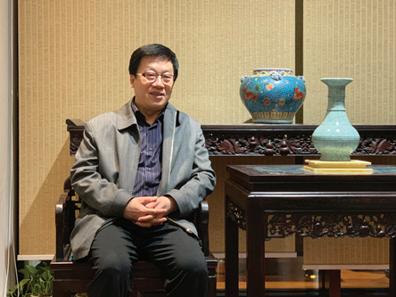 張平，生于西安。歷任山西省作家協(xié)會(huì)主席、中國(guó)作協(xié)副主席、中國(guó)文聯(lián)副主席等。曾任山西省副省長(zhǎng)、民盟中央副主席等職。主要作品有《祭妻》《姐姐》《孤兒淚》《法撼汾西》《天網(wǎng)》《兇犯》《紅雪》《抉擇》《十面埋伏》《國(guó)家干部》《重新生活》《生死守護(hù)》等，獲茅盾文學(xué)獎(jiǎng)、國(guó)家圖書(shū)獎(jiǎng)等。長(zhǎng)篇作品均被改編為電影、電視連續(xù)劇并多次獲獎(jiǎng)。作品已譯入英、法、俄、日、葡等多國(guó)文字。
