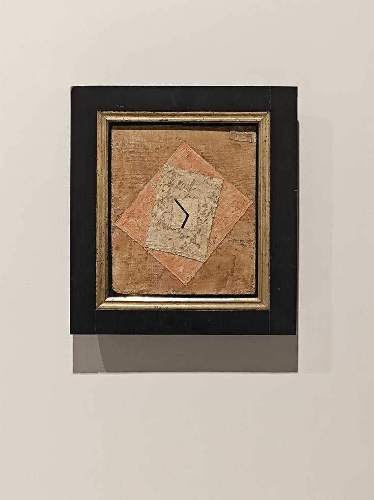 克利作品《時(shí)間》描繪了一只沒有標(biāo)識(shí)數(shù)字、表盤不翼而飛、只剩指針的鐘表。一長(zhǎng)一短兩枚指針，孤零零地“懸浮”于三塊中心重合又交錯(cuò)放置的方形紗布上。層疊的構(gòu)圖與材質(zhì)文物般陳舊的質(zhì)感令人不禁對(duì)“鐘表”是否早已失靈心生疑問。而指針指向的時(shí)間同樣令人生疑，它已“停在”某一刻，或?qū)⒉皇芸刂频刂赶蚝畏?？一切懸而未決?！稌r(shí)間》當(dāng)然訴說著克利生活的動(dòng)蕩和對(duì)未知的擔(dān)憂，但絕不僅僅止步于此，它試圖喚醒的是更為久遠(yuǎn)的歷史記憶，探討著存在與時(shí)間的本質(zhì)。
