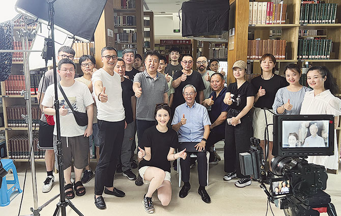 總導(dǎo)演、制片人閆東率《重慶談判》攝制組采訪原中共中央黨史研究室副主任章百家