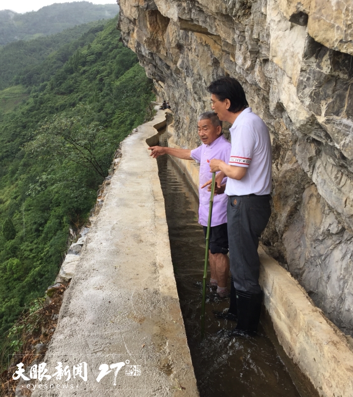 何建明（右）和黃大發(fā)（左）在“天渠”踏訪。受訪者供圖