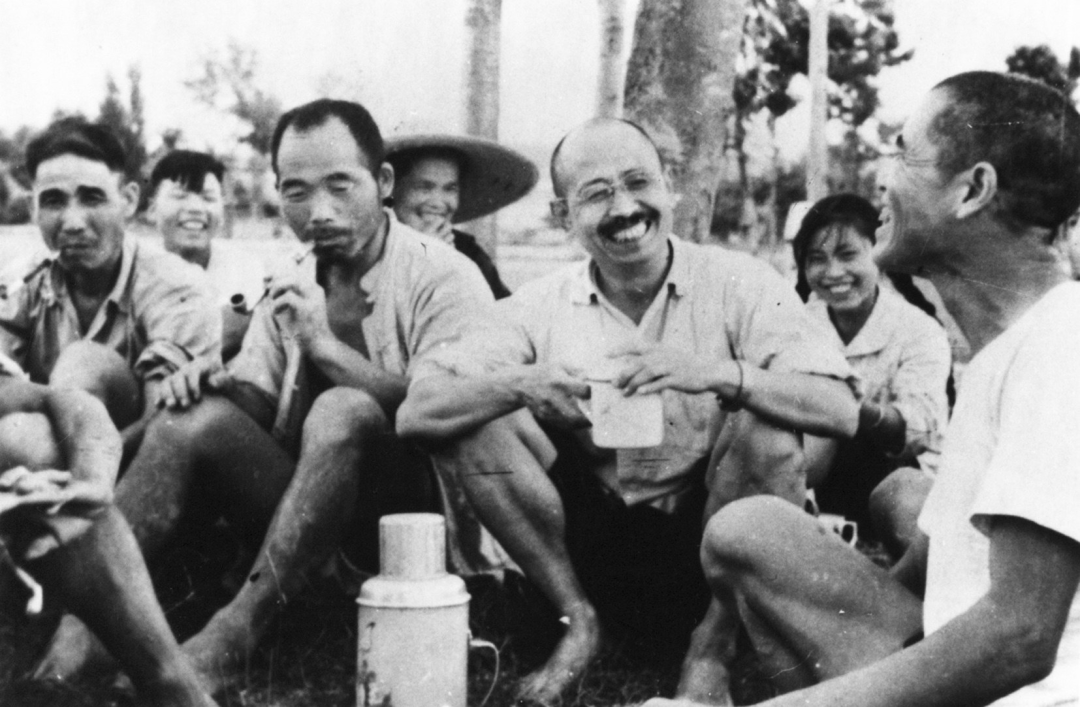 20世紀(jì)60年代柳青與鄉(xiāng)親們在一起（中國現(xiàn)代文學(xué)館收藏，中國現(xiàn)代文學(xué)館提供協(xié)助）