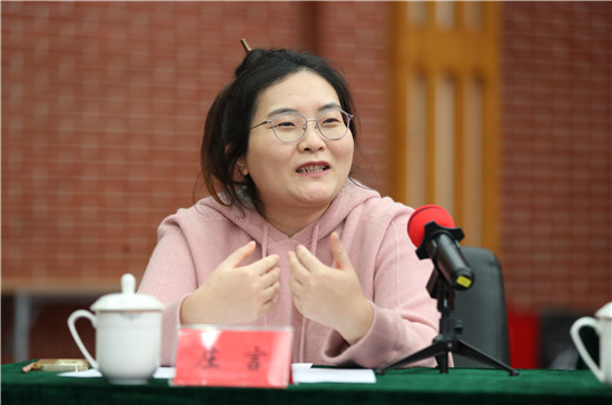 自由發(fā)言環(huán)節(jié)，“兩新”作家們暢所欲言、熱烈討論