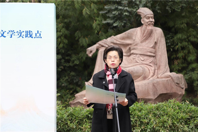 眉山市委常委、宣傳部部長何迎曉致辭