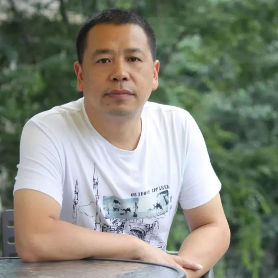 盧一萍  中國作家協(xié)會會員，曾任成都軍區(qū)文藝創(chuàng)作室副主任，2016年退役，現(xiàn)為成都文學(xué)院簽約作家。著有長篇小說《白山》《激情王國》《我的絕代佳人》，小說集《帕米爾情歌》《天堂灣》《父親的荒原》《名叫月光的駿馬》《大震》《無名之地》，長篇紀實文學(xué)《八千湘女上天山》《祭奠阿里》，隨筆集《世界屋脊之書》等作品三十余部。曾獲中宣部“五個一工程”獎、解放軍文藝獎、四川文學(xué)獎、《上海文學(xué)》獎等獎項，入選收獲文學(xué)榜、芙蓉文學(xué)雙年榜。