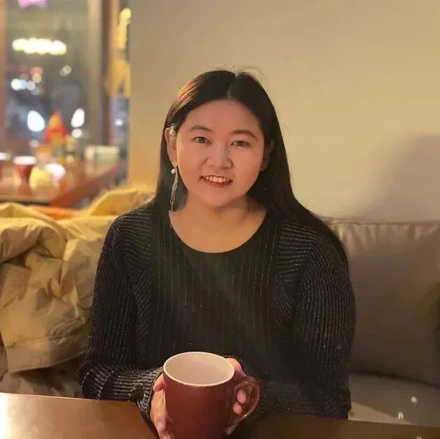 孔呂磊  孔呂磊，女，1993年生，陜西吳堡人。有散文、詩歌、評論等發(fā)表于《人民文學(xué)》《美文》《作家》《散文》《新文學(xué)評論》等刊物。從事文學(xué)編輯工作多年，責(zé)編圖書獲多種獎項。現(xiàn)為《小說評論》編輯。