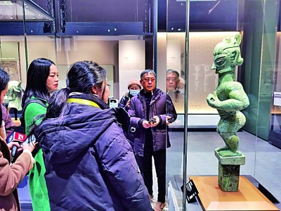 豎披發(fā)青銅人像引人矚目。本報記者 任鵬攝/光明圖片