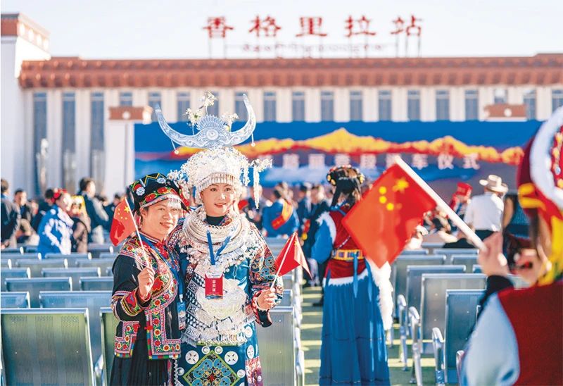 2023年11月26日，麗江至香格里拉鐵路開通運營。麗香鐵路起自云南省麗江市玉龍納西族自治縣麗江站，接入云南省迪慶藏族自治州香格里拉市香格里拉站，穿越青藏高原橫斷山區(qū)腹地，途經(jīng)多個民族聚集地。圖為麗香鐵路開通當(dāng)日，參加通車儀式的少數(shù)民族代表拍照留念。 新華社記者 陳欣波/攝