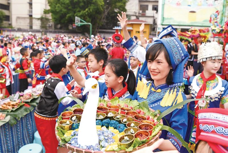 2023年4月20日，廣西南寧市逸夫小學(xué)舉行2023“壯族三月三”暨“鑄牢中華民族共同體意識”主題教育活動。色彩繽紛的民族服裝、民族風(fēng)情濃郁的歌舞表演、多種多樣的特色美食，讓校園處處洋溢著歡樂。 新華社記者 周華/攝