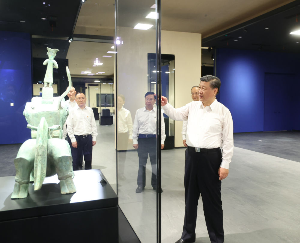 2023年7月26日下午，習近平在位于四川省德陽市廣漢市的三星堆博物館新館參觀。新華社記者 鞠鵬 攝
