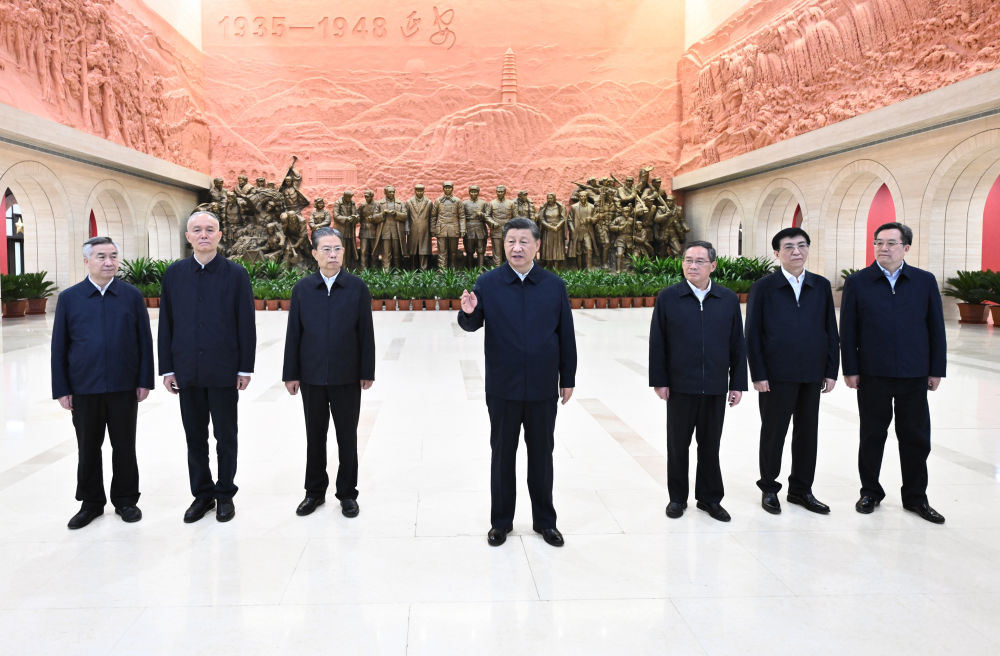 2022年10月27日，習近平在延安革命紀念館參觀《偉大歷程——中共中央在延安十三年歷史陳列》結(jié)束時發(fā)表重要講話。新華社記者 燕雁 攝