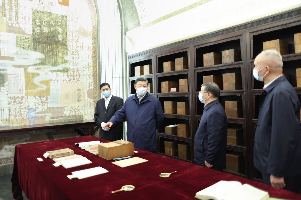 2023年6月1日下午，習近平在位于北京的中國國家版本館考察時，在蘭臺洞庫了解館藏精品版本保存情況。新華社記者 鞠鵬 攝