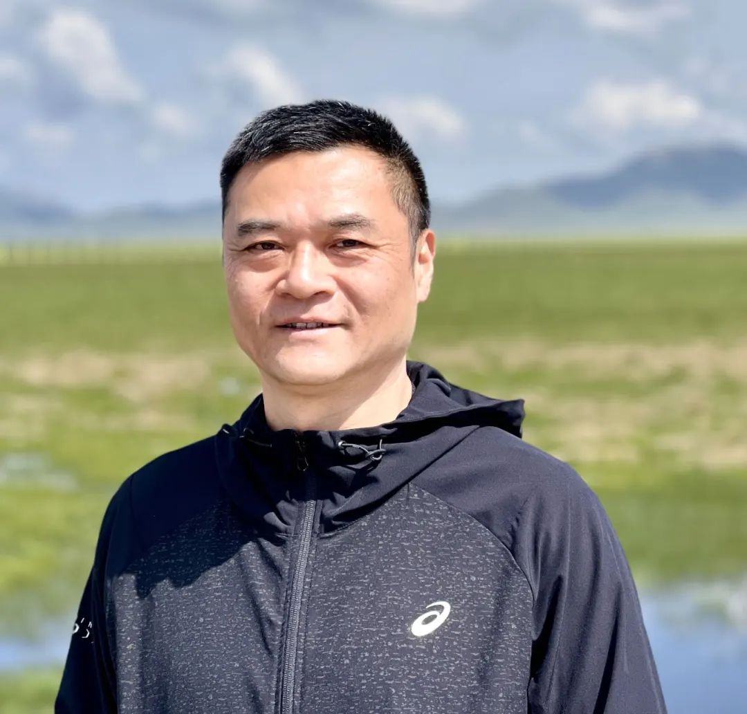 王嘯峰：一九六九年出生，蘇州人。在《人民文學(xué)》《收獲》《青年文學(xué)》《十月》《花城》《鐘山》等刊發(fā)表作品逾百萬(wàn)字，被《小說(shuō)選刊》《小說(shuō)月報(bào)》等多家選刊轉(zhuǎn)載。出版散文集《蘇州煙雨》《吳門(mén)夢(mèng)憶》，小說(shuō)集《虎嗅》《通古斯記憶》《隱秘花園》《浮生流年》等。曾獲紫金山文學(xué)獎(jiǎng)、《鐘山》文學(xué)獎(jiǎng)、葉圣陶文學(xué)獎(jiǎng)等獎(jiǎng)項(xiàng)。