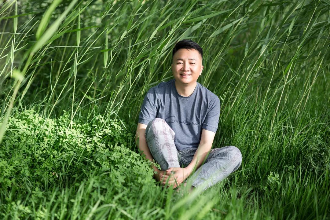 韓松落，著有《春山夜行》《我口袋里的星辰如沙礫》《竊美記》《為了報仇看電影》《我們的她們》等，出版音樂專輯《靠記憶過冬的鳥》。曾擔任華語電影傳媒大獎、平遙國際電影展、迷影精神賞等多項電影獎評委。曾獲第二屆“短篇小說雙年獎”首獎、刀鋒圖書獎等獎項。