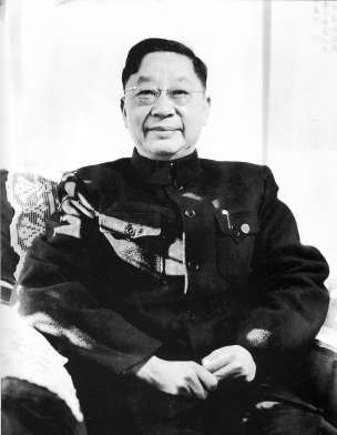 50年代末，老舍在北京寓所客廳。