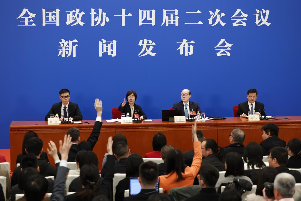 3月3日，全國(guó)政協(xié)十四屆二次會(huì)議新聞發(fā)布會(huì)在北京人民大會(huì)堂舉行。大會(huì)新聞發(fā)言人劉結(jié)一向中外媒體介紹本次大會(huì)有關(guān)情況并回答記者提問(wèn)。這是記者在發(fā)布會(huì)上舉手提問(wèn)。新華社記者 金立旺 攝