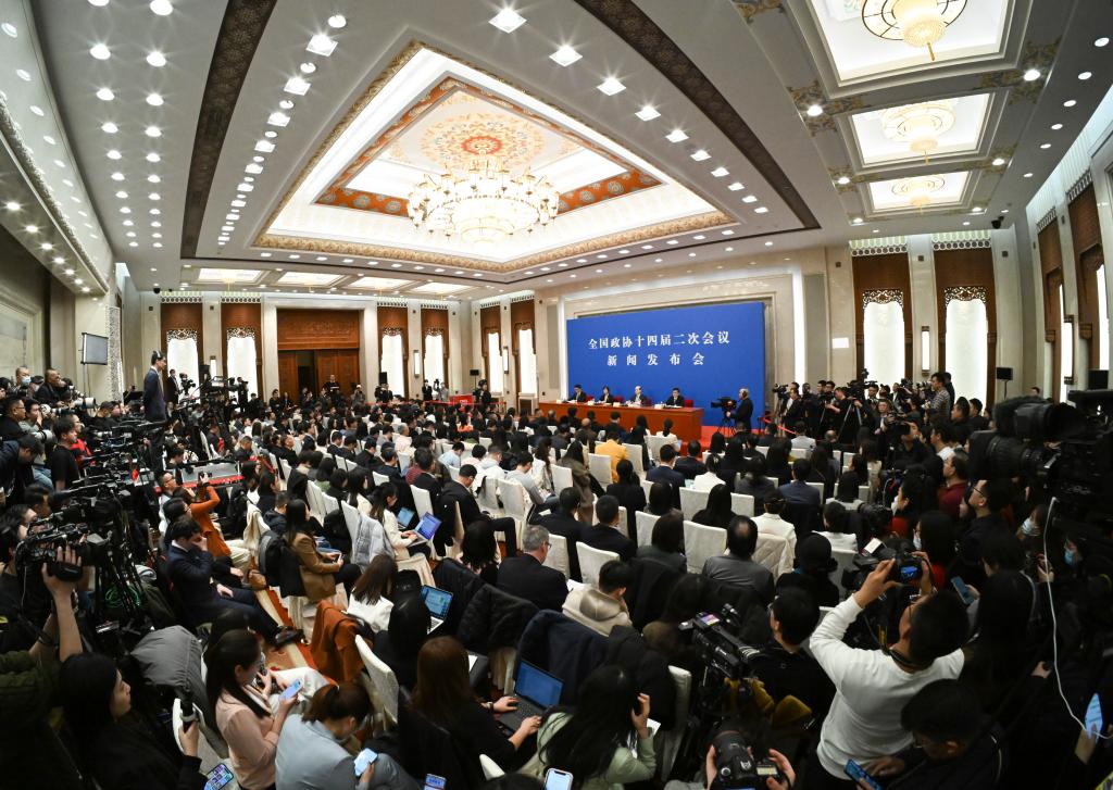 3月3日，全國(guó)政協(xié)十四屆二次會(huì)議新聞發(fā)布會(huì)在北京人民大會(huì)堂舉行。大會(huì)新聞發(fā)言人劉結(jié)一向中外媒體介紹本次大會(huì)有關(guān)情況并回答記者提問(wèn)。?新華社記者 陳曄華 攝