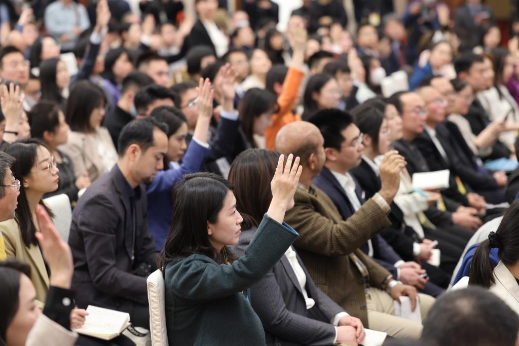 3月3日，全國(guó)政協(xié)十四屆二次會(huì)議新聞發(fā)布會(huì)在北京人民大會(huì)堂舉行。大會(huì)新聞發(fā)言人劉結(jié)一向中外媒體介紹本次大會(huì)有關(guān)情況并回答記者提問(wèn)。這是記者在發(fā)布會(huì)上舉手提問(wèn)。?新華社記者 邢廣利 攝