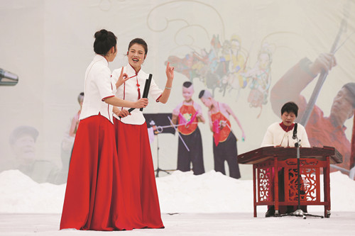 2月21日，演員在河南省平頂山市寶豐縣馬街書會表演河南墜子《咱們的中國節(jié)》。 （新華社發(fā) 何五昌 攝）