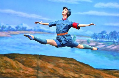 3月2日，演員在表演芭蕾舞劇《紅色娘子軍》。新華社記者 郭程攝
