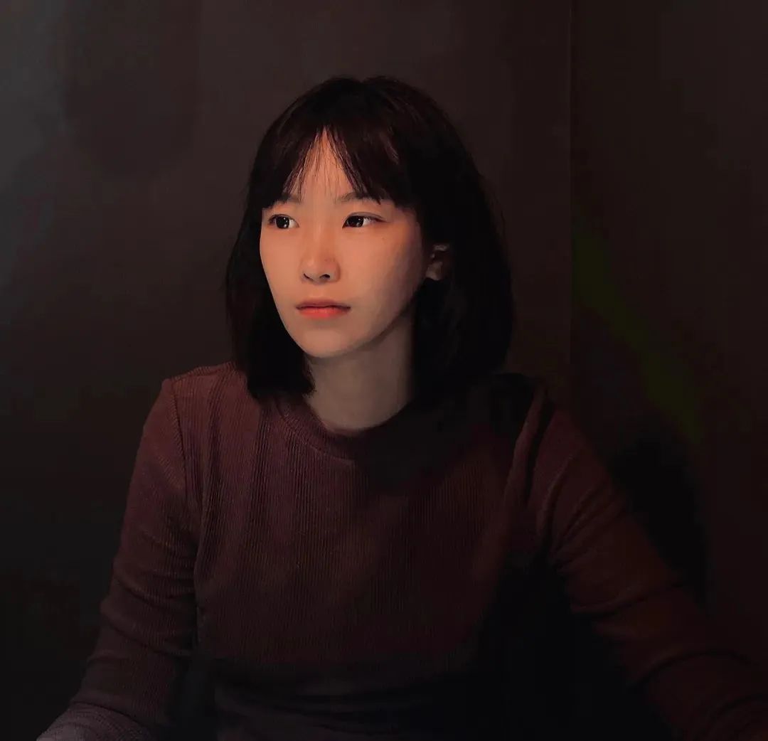 楊知寒，生于1994，作品見(jiàn)于《人民文學(xué)》《當(dāng)代》《花城》等，獲人民文學(xué)新人獎(jiǎng)、華語(yǔ)青年作家獎(jiǎng)、寶珀理想國(guó)文學(xué)獎(jiǎng)、“《鐘山》之星"年度青年作家獎(jiǎng)等。出版小說(shuō)集《一團(tuán)堅(jiān)冰》《黃昏后》。