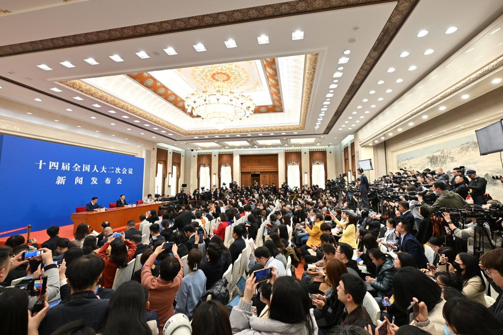 3月4日，十四屆全國人大二次會議在北京人民大會堂舉行新聞發(fā)布會。大會發(fā)言人婁勤儉就大會議程和人大工作相關(guān)問題回答中外記者的提問。 新華社記者 才揚 攝