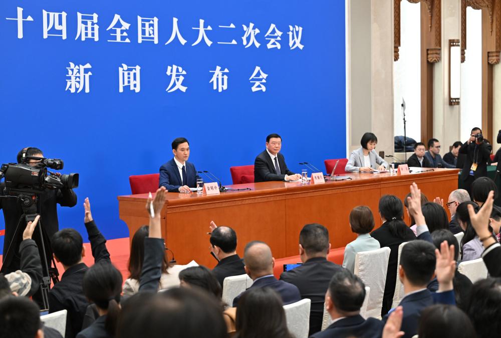 3月4日，十四屆全國人大二次會議在北京人民大會堂舉行新聞發(fā)布會。大會發(fā)言人婁勤儉就大會議程和人大工作相關(guān)問題回答中外記者的提問。這是記者舉手提問。 新華社記者 才揚 攝