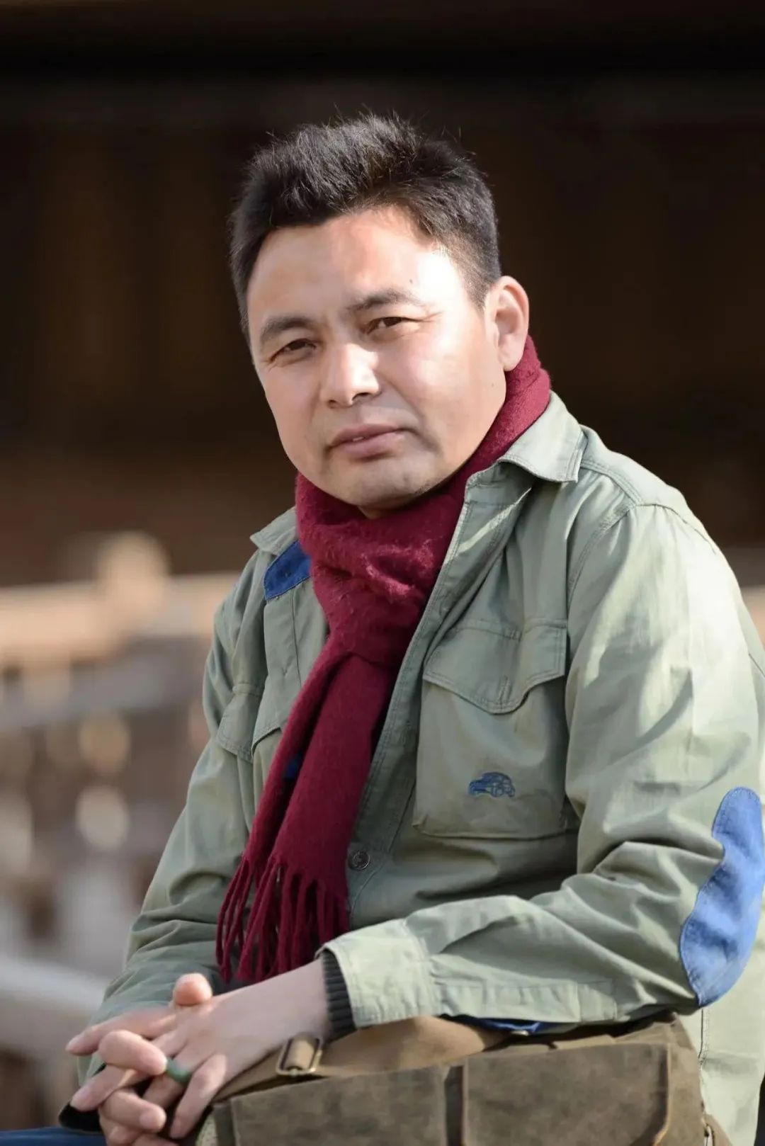 龍仁青，先后在《人民文學(xué)》《中國作家》《十月》《民族文學(xué)》《青年文學(xué)》等刊發(fā)表原創(chuàng)、翻譯作品四百余萬字，出版《光榮的草原》《咖啡與酸奶》《孔雀翎上的雪峰》等作品三十余部。作品曾獲全國少數(shù)民族文學(xué)創(chuàng)作“駿馬獎(jiǎng)”、漢語文學(xué)“女評委”大獎(jiǎng)、三毛散文獎(jiǎng)、青海文學(xué)藝術(shù)獎(jiǎng)等，多次被《小說月報(bào)》《小說選刊》《散文選刊》《散文海外版》等轉(zhuǎn)載，入選《中國短篇小說年選》《中國散文20家》等多種年度選本。部分作品被譯為英、意、日等國文字。