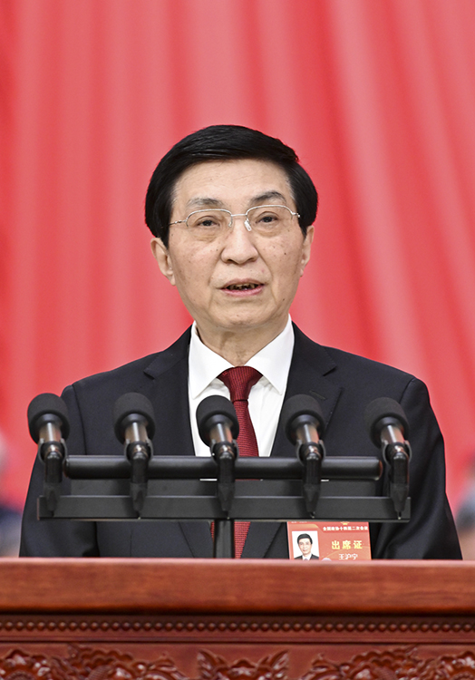 3月4日下午，中國人民政治協(xié)商會議第十四屆全國委員會第二次會議在北京人民大會堂開幕。這是全國政協(xié)主席王滬寧代表政協(xié)第十四屆全國委員會常務委員會，向大會報告工作。 新華社記者 饒愛民 攝