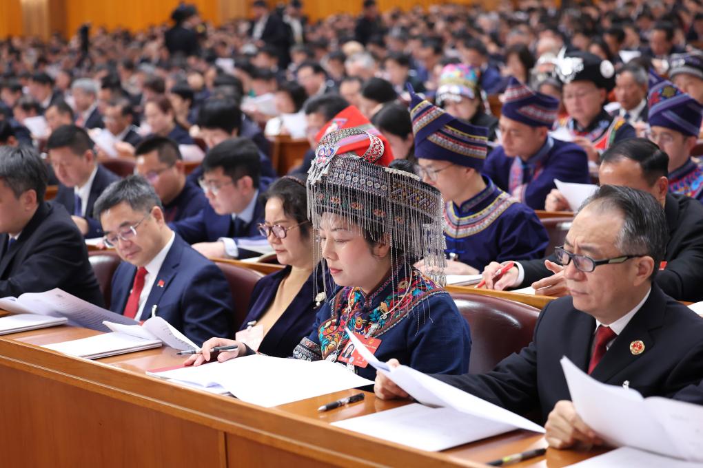 3月5日，第十四屆全國人民代表大會第二次會議在北京人民大會堂開幕。這是代表們在認真聽會。新華社記者 劉衛(wèi)兵 攝