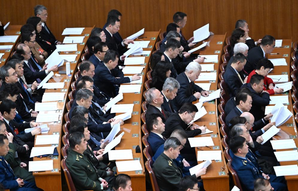 3月7日，全國政協(xié)十四屆二次會議在北京人民大會堂舉行第二次全體會議。這是委員們在認真聽會。?新華社記者 陳曄華 攝