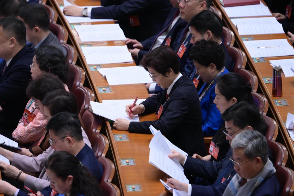 3月7日，全國政協(xié)十四屆二次會議在北京人民大會堂舉行第二次全體會議。這是委員們在認真聽會。?新華社記者 李賀 攝