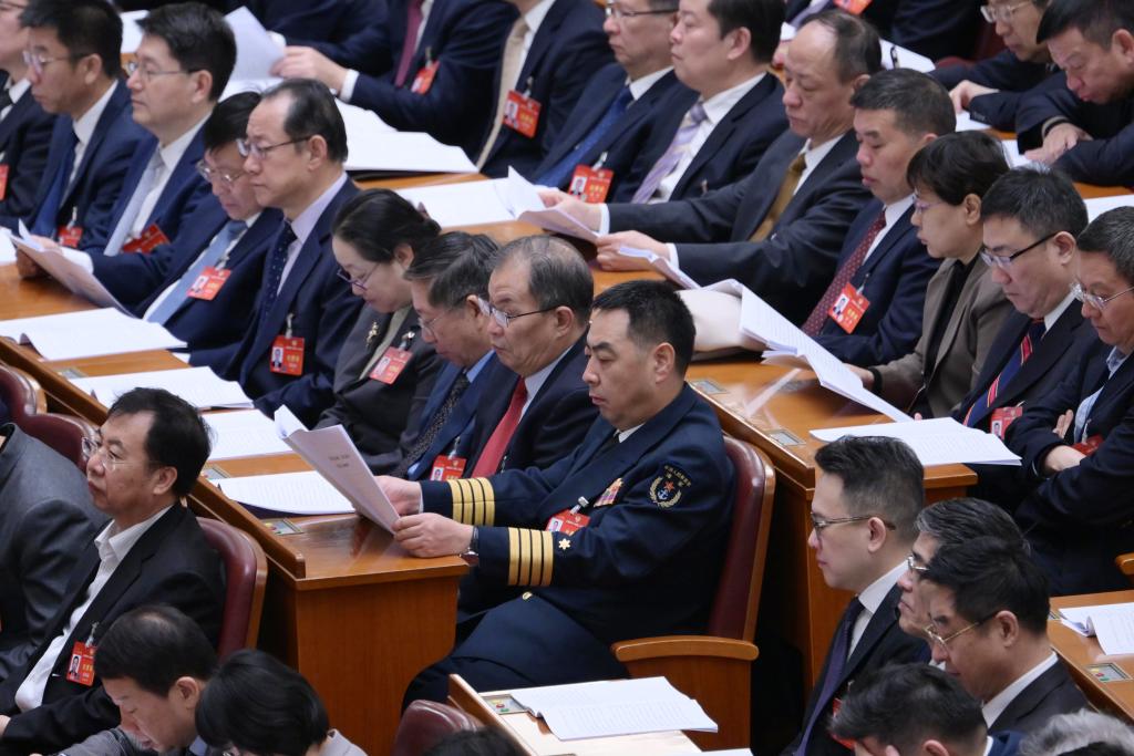 3月7日，全國政協(xié)十四屆二次會議在北京人民大會堂舉行第二次全體會議。這是委員們在認真聽會。?新華社記者 李賀 攝