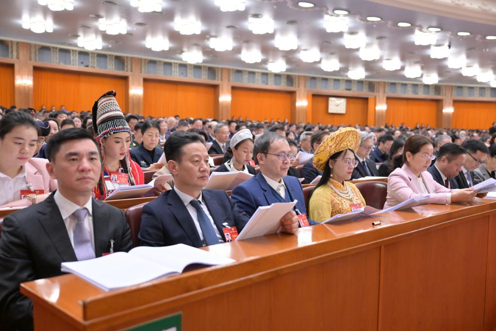 3月7日，全國政協(xié)十四屆二次會議在北京人民大會堂舉行第二次全體會議。這是委員們在認真聽會。