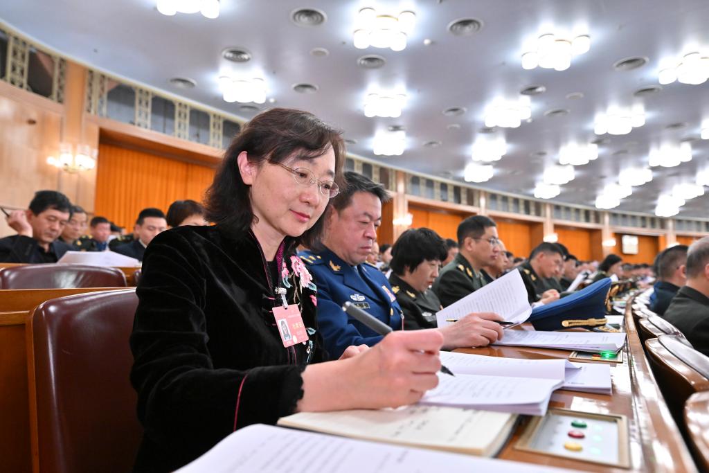 3月8日，十四屆全國(guó)人大二次會(huì)議在北京人民大會(huì)堂舉行第二次全體會(huì)議。這是代表們?cè)谡J(rèn)真聽會(huì)。新華社記者 岳月偉 攝