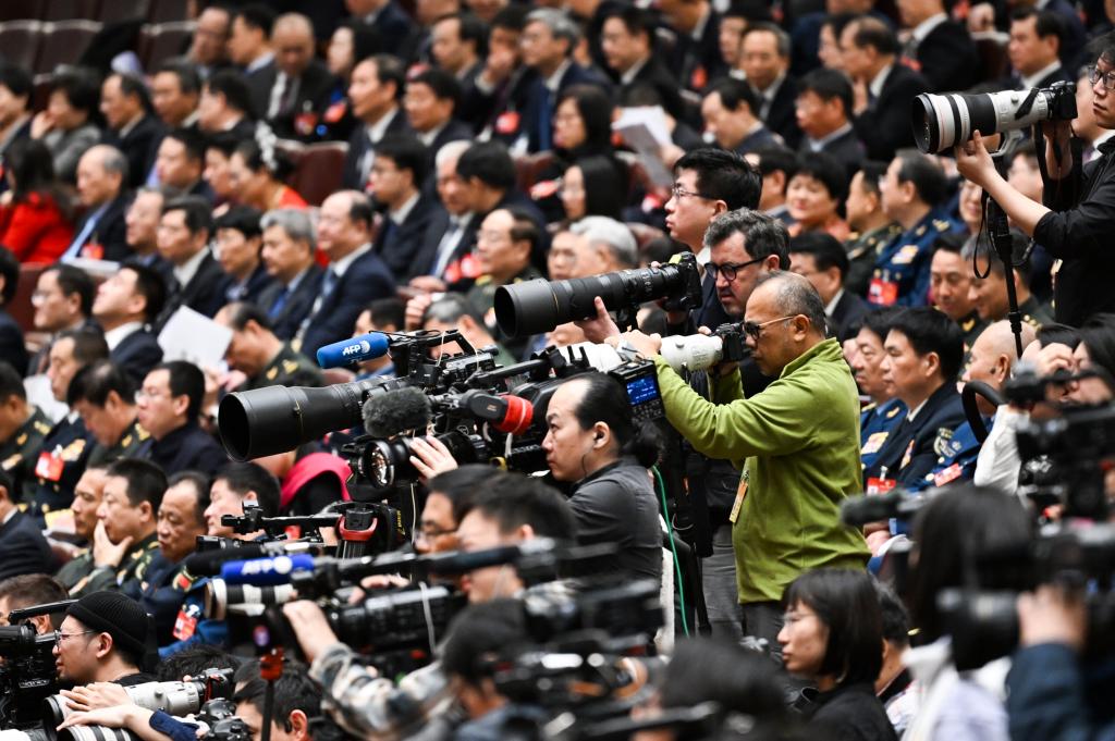 3月8日，十四屆全國(guó)人大二次會(huì)議在北京人民大會(huì)堂舉行第二次全體會(huì)議。這是記者在會(huì)議現(xiàn)場(chǎng)采訪。新華社記者 牟宇 攝
