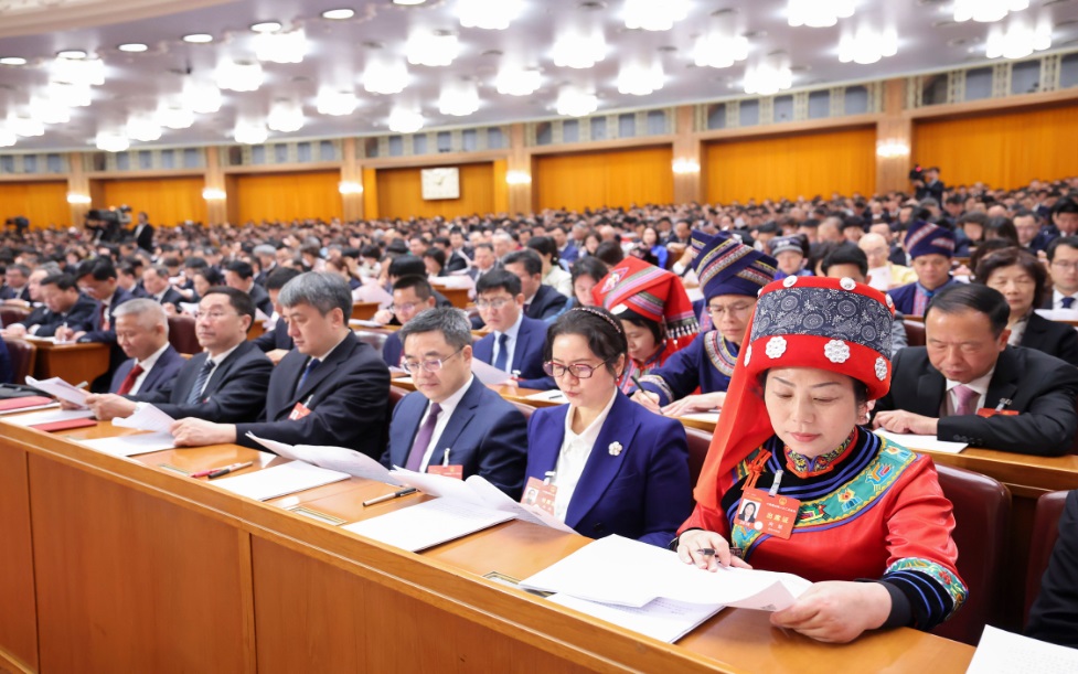 3月8日，十四屆全國人大二次會議在北京人民大會堂舉行第二次全體會議。這是代表們在認真聽會。新華社記者 劉衛(wèi)兵 攝