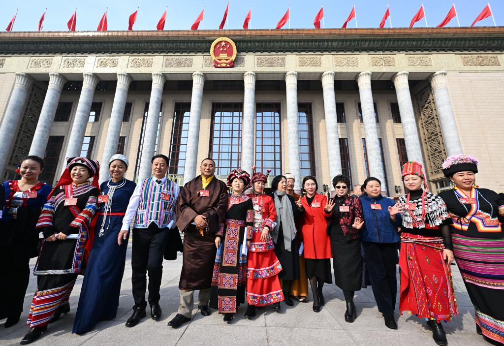 3月10日，中國人民政治協(xié)商會議第十四屆全國委員會第二次會議在北京人民大會堂舉行閉幕會。這是閉幕會后，委員們走出人民大會堂。新華社記者 陳曄華 攝