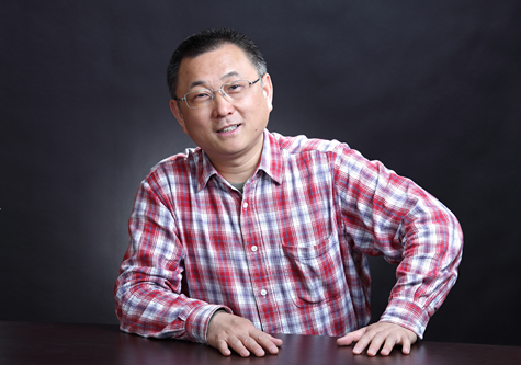 劉醒龍，生于古城黃州，現(xiàn)任中國作家協(xié)會小說委員會副主任、湖北省文學(xué)藝術(shù)界聯(lián)合會名譽(yù)主席。作品獲茅盾文學(xué)獎、魯迅文學(xué)獎、老舍散文獎、豐子愷散文獎，由其作品改編的電影獲中國電影金雞獎、大眾電影百花獎和中國電影華表獎等。主要作品有中篇小說《鳳凰琴》《分享艱難》《挑擔(dān)茶葉上北京》、長篇小說《圣天門口》《天行者》《蟠虺》、長篇散文《一滴水有多深》等。多部作品被譯成英語、法語、韓語、日語、越南語、印地語、阿拉伯語、波蘭語等語種出版。