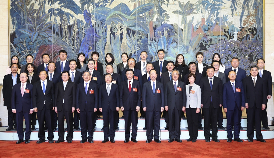 3月10日上午，中共中央政治局常委、全國政協(xié)主席王滬寧在北京人民大會堂看望參加全國政協(xié)十四屆二次會議宣傳報道的新聞工作者代表，代表全國政協(xié)向大家表示誠摯慰問和衷心感謝。新華社記者 黃敬文 攝