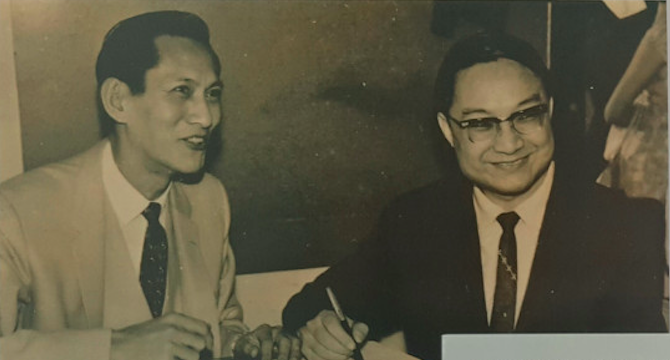 1963年，金庸（右）出售《倚天屠龍記》版權(quán)，此為簽約現(xiàn)場(chǎng)照片